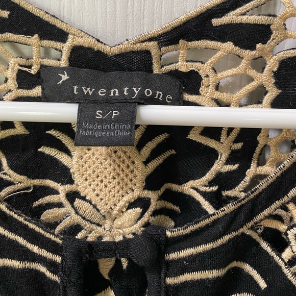 F21 lace looking top - Picture 4 of 5